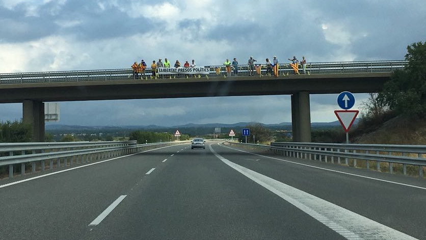 Independentists protesting in Autovía A-2. Sign reads "Free Political Prisoners" Photo by: ViaNews.