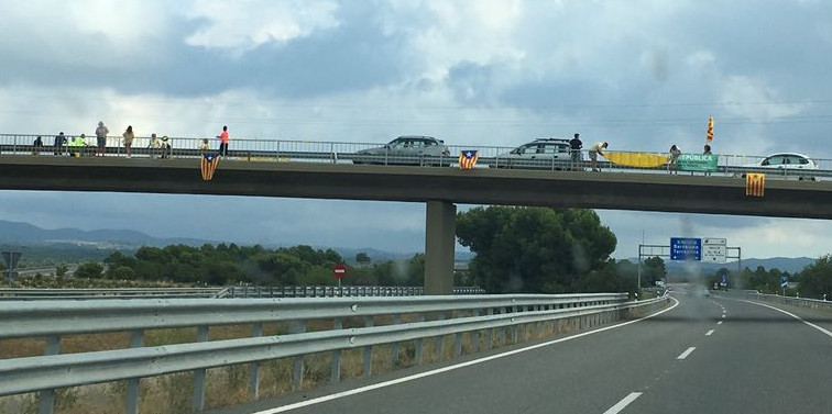 Independentists protesting in Autovía A-2. Sign reads "Republica Catalonia" Photo by: ViaNews.