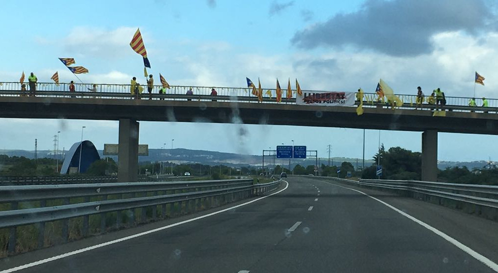 Independentists protesting in Autovía A-2. Sign reads "Free Political Prisoners" Photo by: ViaNews.