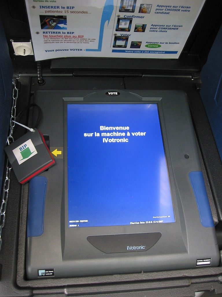 IVotronic voting machine used in Issy-les-Moulineaux during the election to the presidency of the French Republic in 2007. Photo by: Benoît Sibaud.