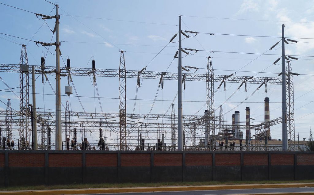 Electric transmission lines station in Maracaibo, Venezuela. Photo by Rjcastillo.