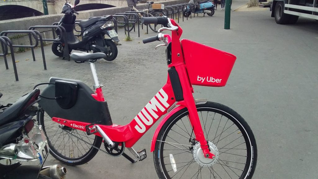 Uber Jump bicycle parked in the streets of Paris. Photo by: Cecilia Demartini.
