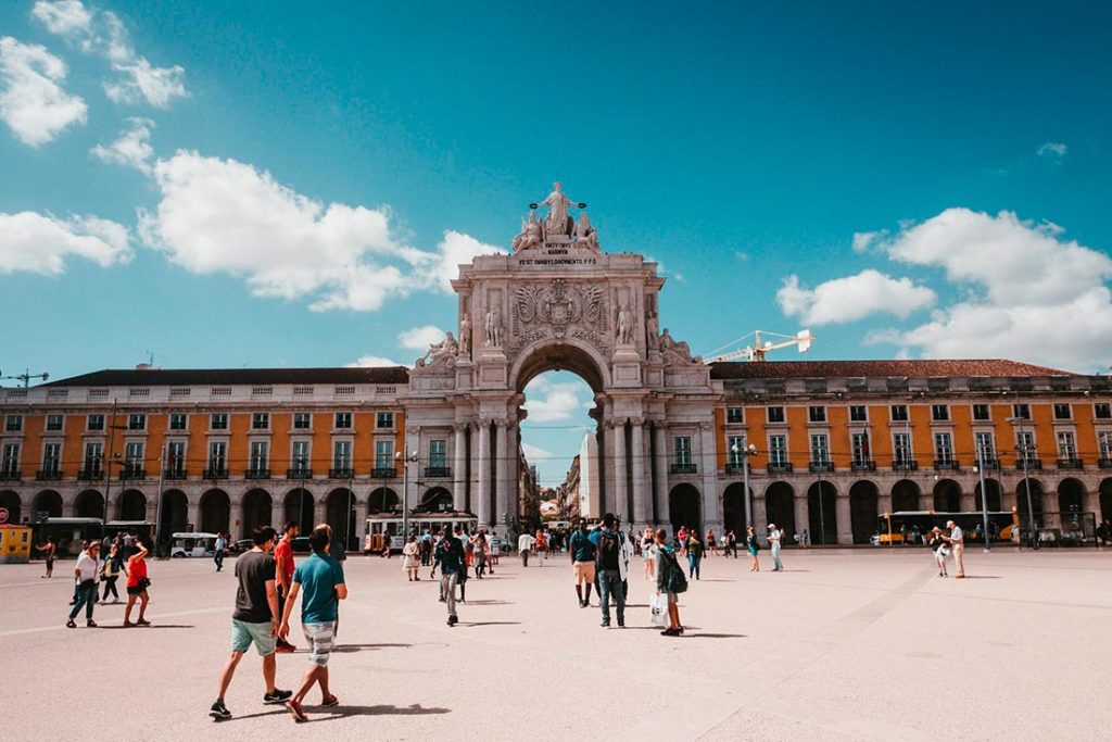 Praça do Comércio, Lisbon, Portugal (Photo by 🇨🇭 Claudio Schwarz - @purzlbaum on Unsplash)